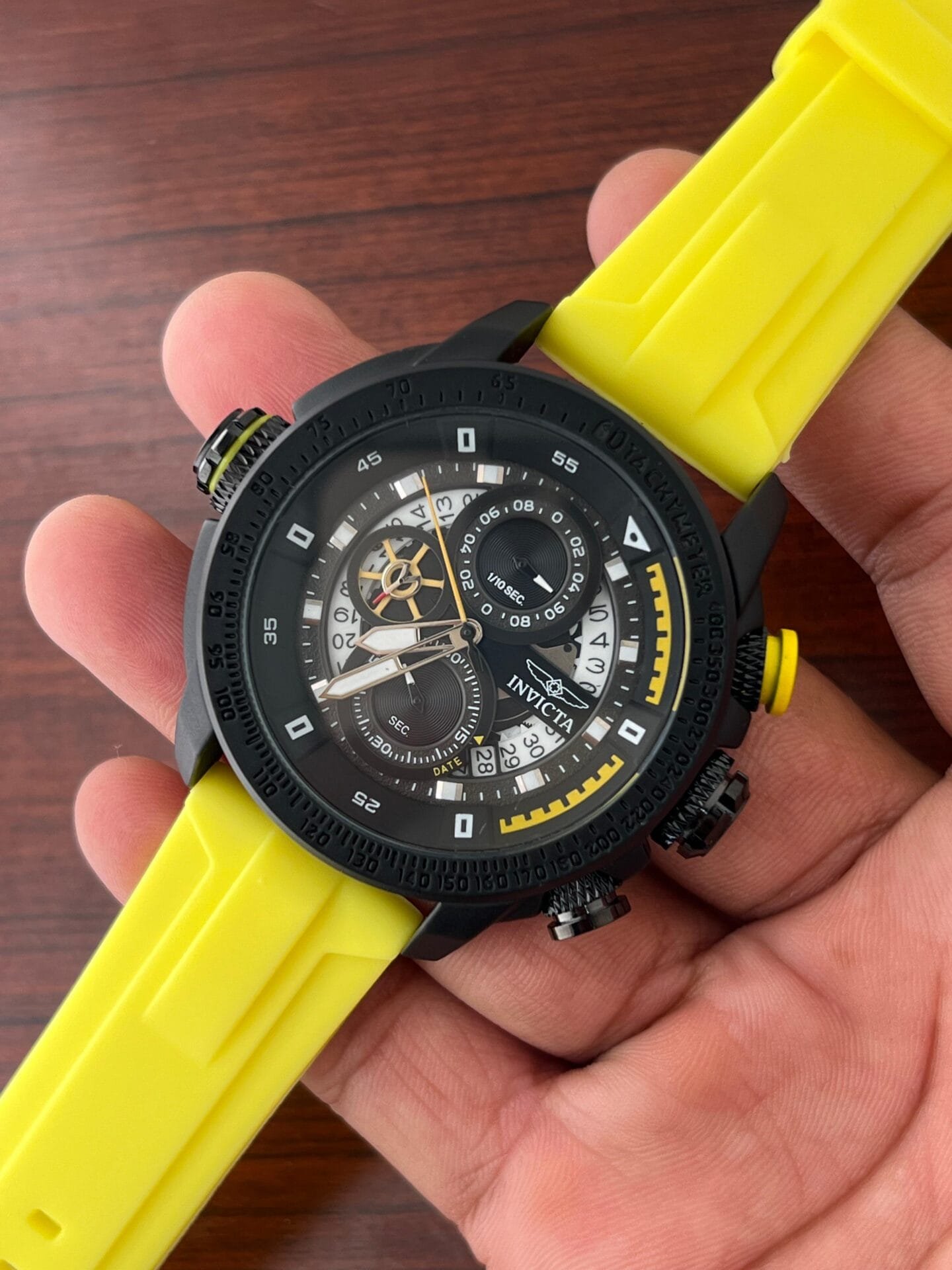 Invicta Watch Holds A Quartz Movement 2 Color (1)