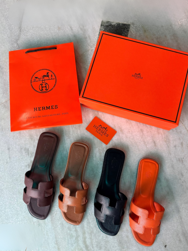 Elegant Flat Sandals for Women with Minimal Chic Design